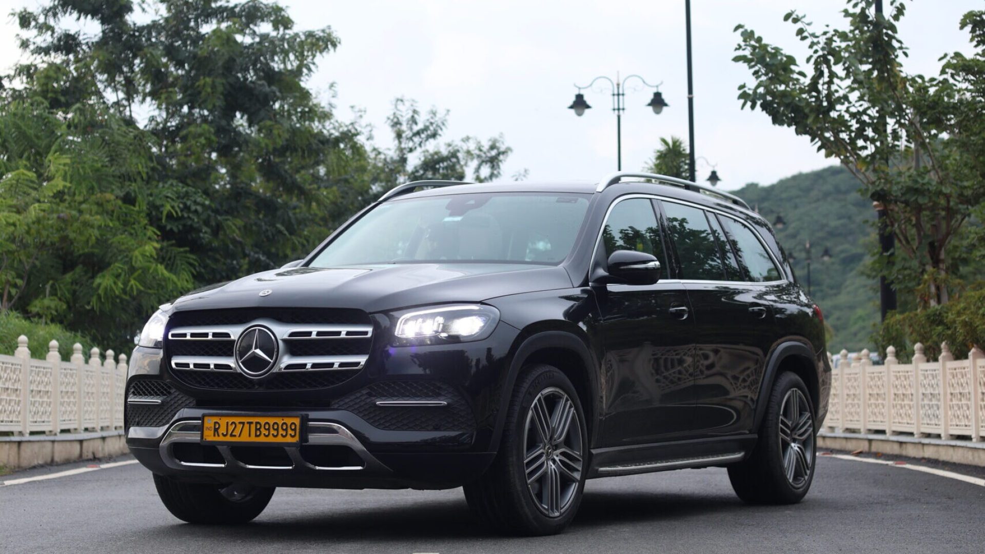 Mercedes Taxi in Udaipur